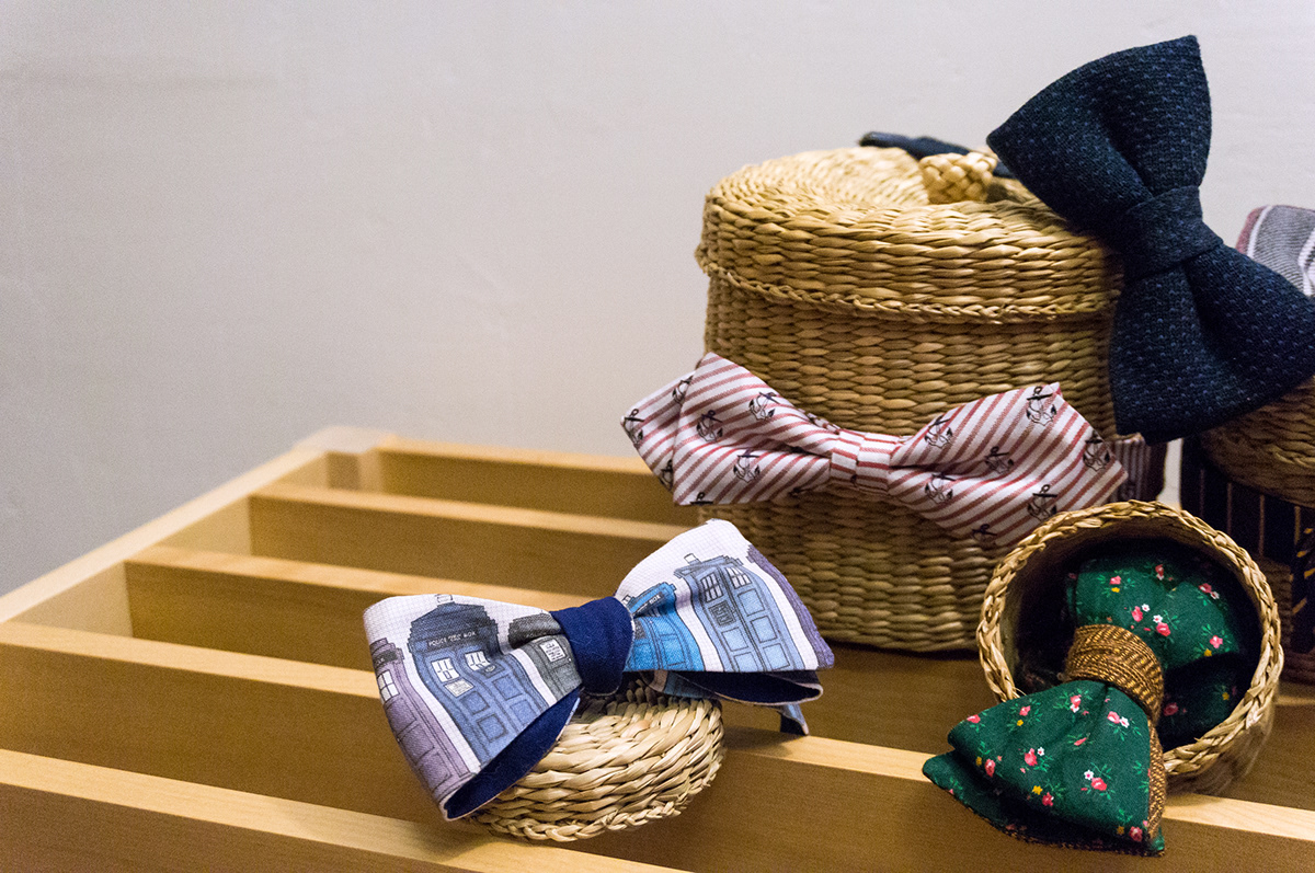 bow-tie tie basket wood