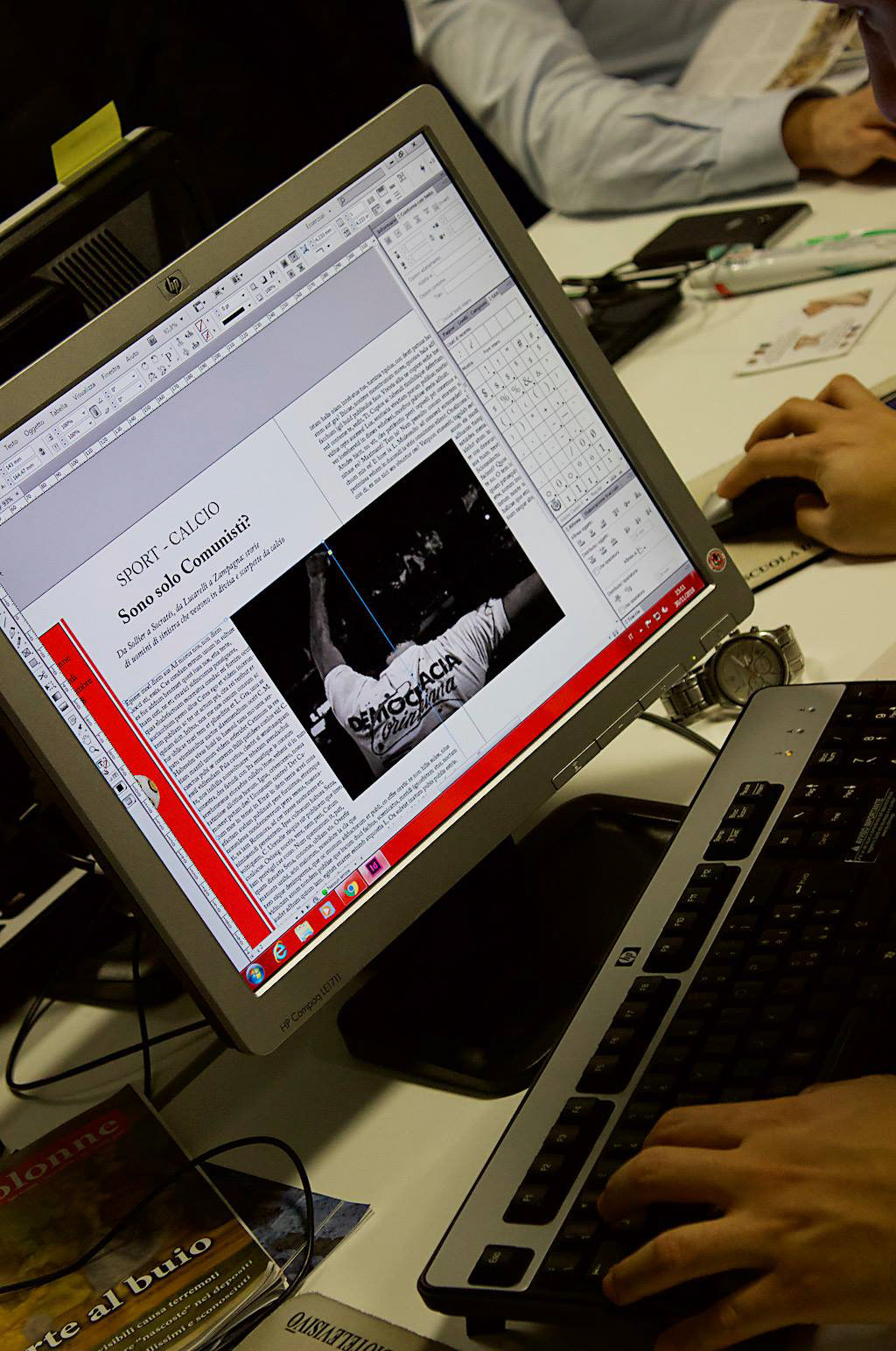 Professor teaching laboratorio visual journalism Francesco Mazzenga design editorial design 