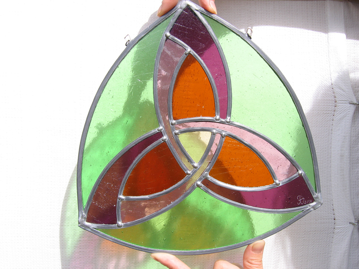 vitrail à joints de plomb médaillon à suspendre motif entrelacs celtiques mauve vert et orange
