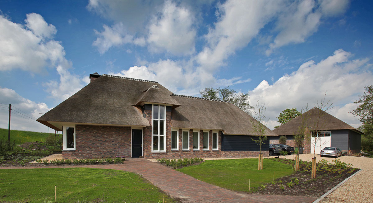 Villa house Woonhuis The Netherlands Klaas Vermaas Nederland architect thatched roof rieten kap expressionist brick baksteen