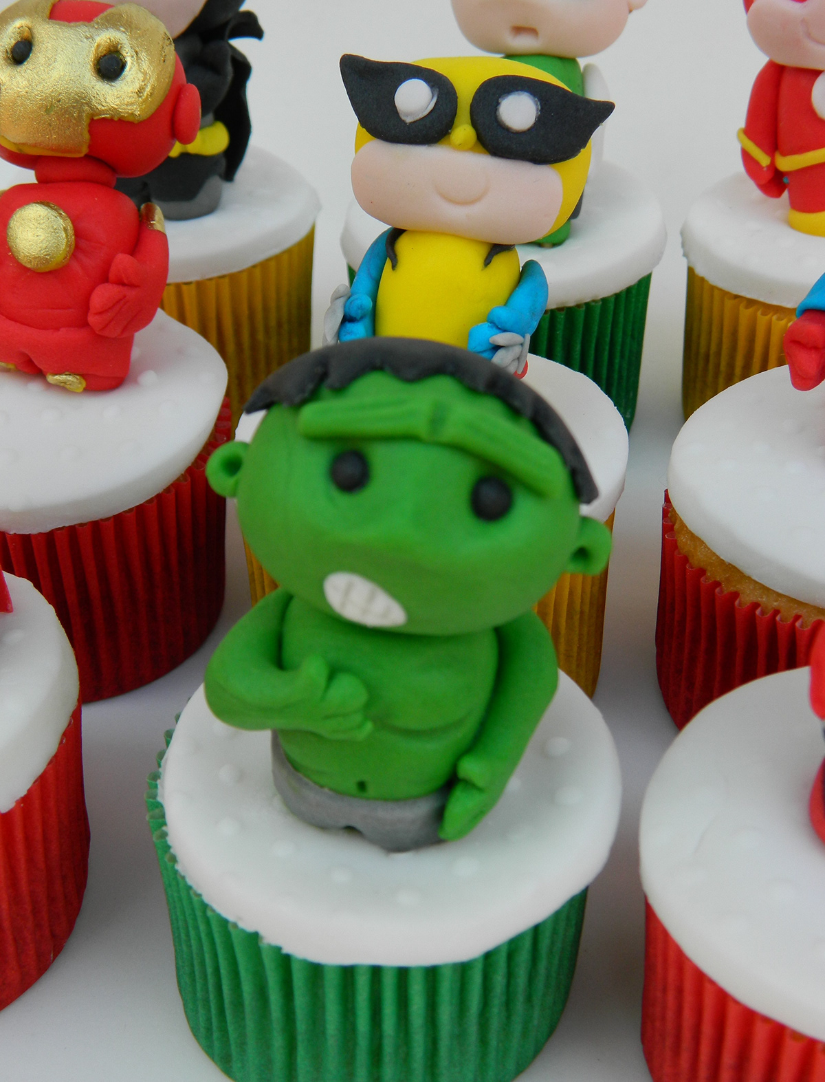 super heroes cupcakes  fondant  ana fuji edible art