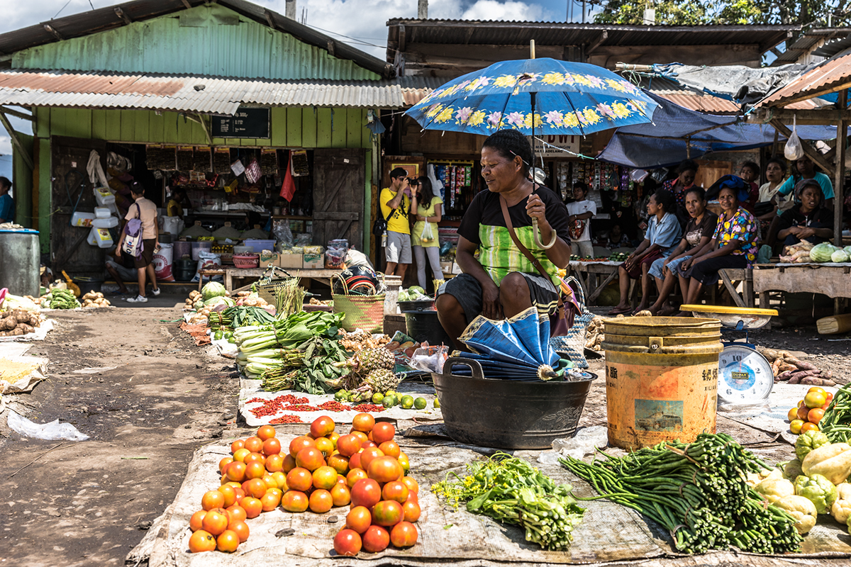 alor indonesia Latevui market portrait people village