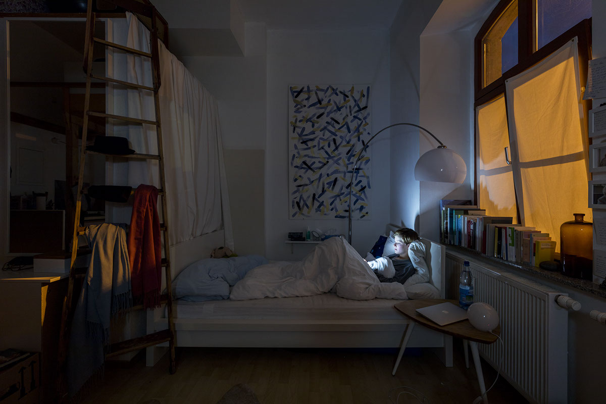 smartphone bed night bedtime solitude alone seperated critical