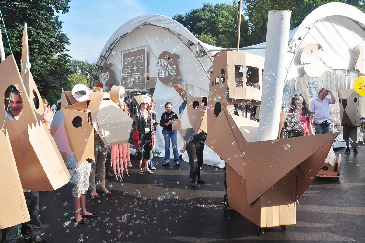 craft  cardboard Cardboardia paper parade sea festival