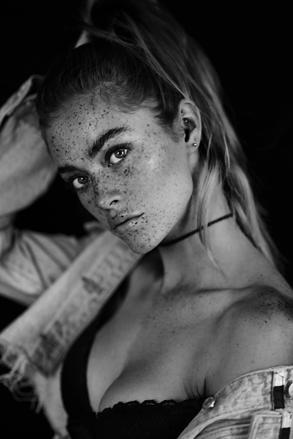 black and white portrait natural freckles anna dyszkiewicz