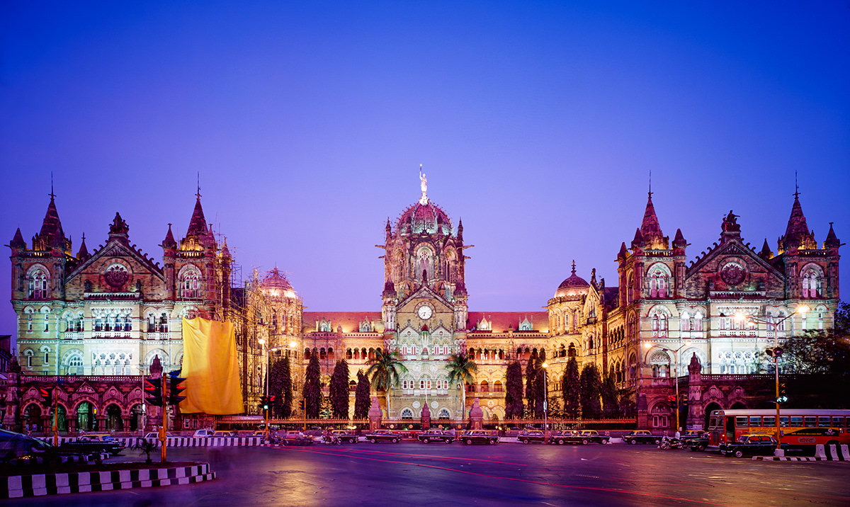 Blue Hour Aufnahme des Chhatrapati Shivaji Maharaj Terminus in Mumbai
