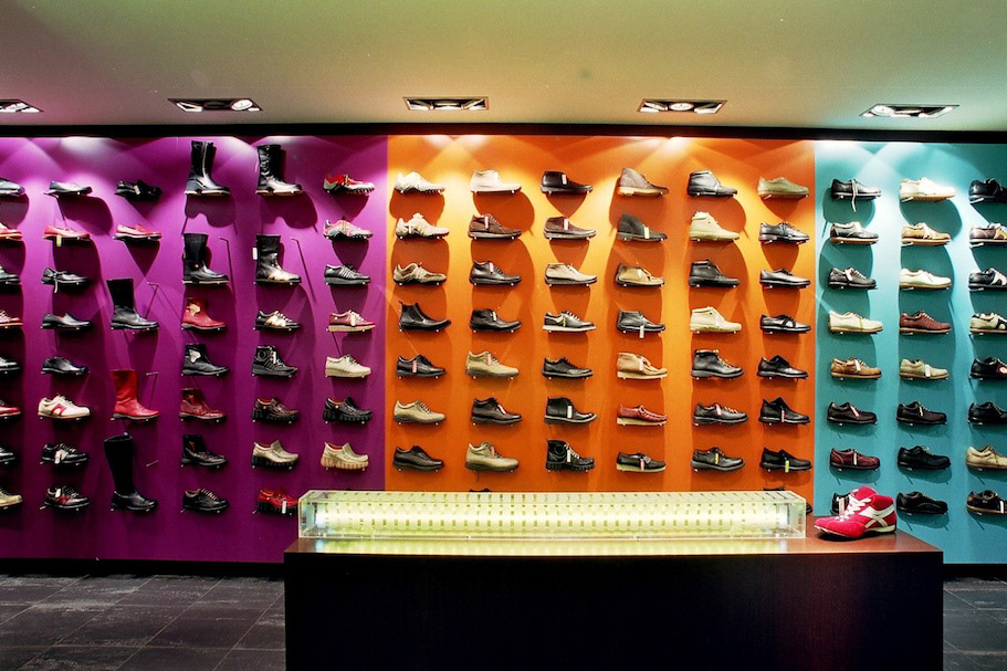 wood colour shoes Retail design