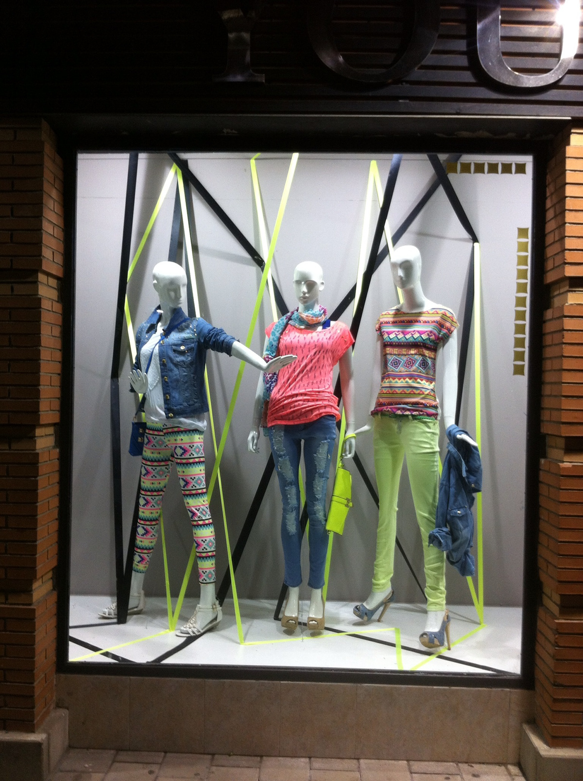 windows display Visual Merchandising Retail