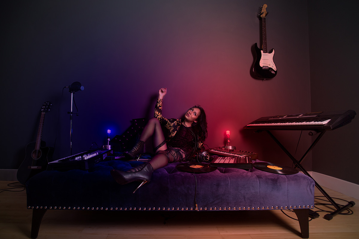 cdcover Singer New York nyc Indoor Photography sexy Sexy Woman divan Couch instruments guitars