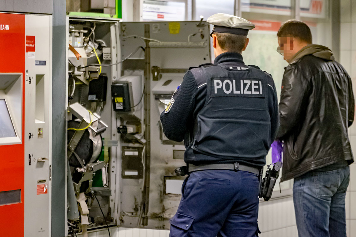 Adobe Portfolio polizei BUNDESPOLIZEI Bahnhof Fahrkartenautomat Gesprengt Kriminalität Straftat hamburg Iserbrook