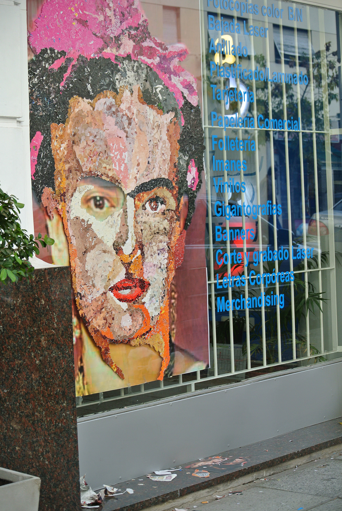 windows Display collage vidriera Frida Kahlo