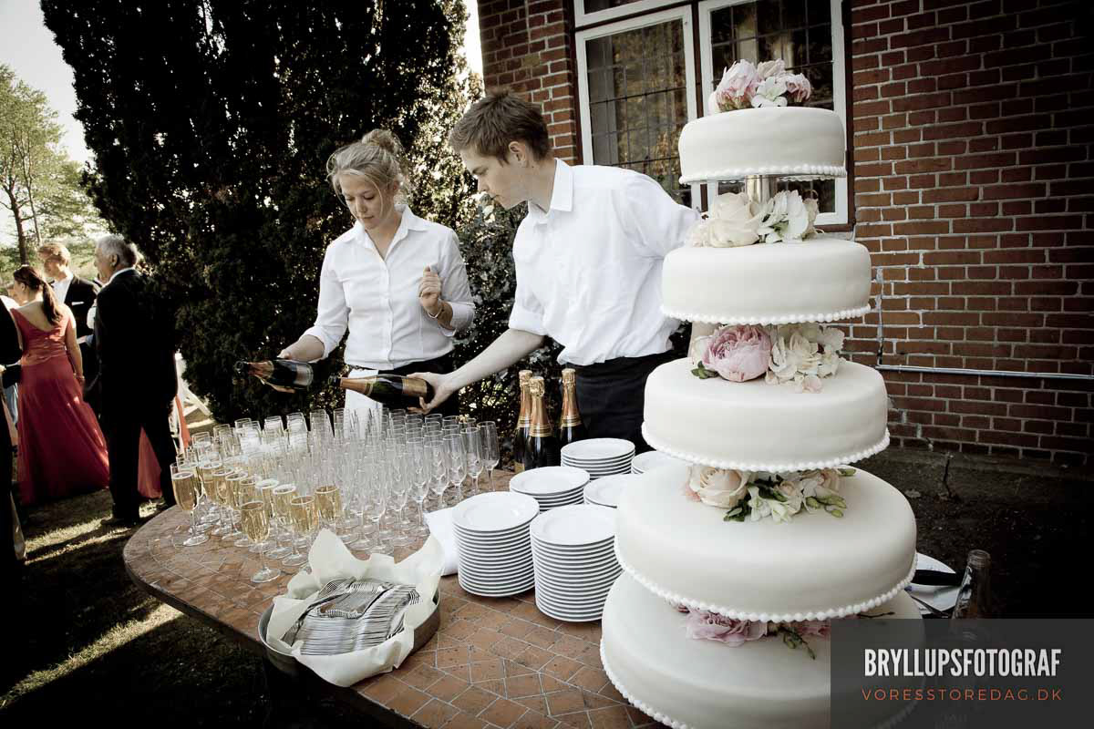 Image may contain: birthday cake, wedding cake and wedding