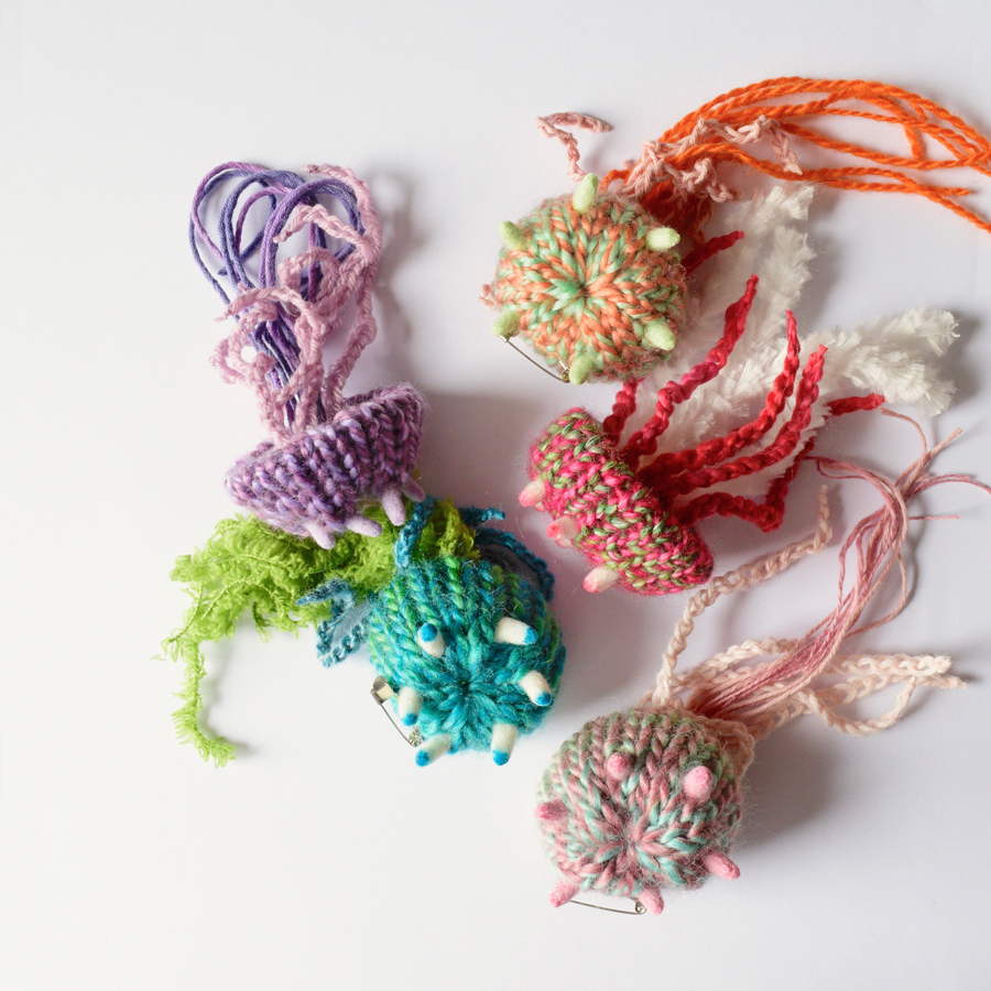 Adobe Portfolio jellyfish yarn knitted handmade hine mizushima Exhibition  solo show craft art toy brooch pin