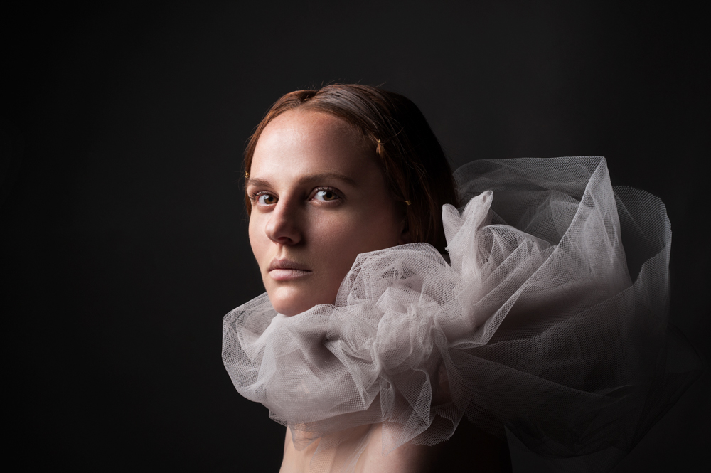 Adobe Portfolio portrait col colerette fer metal fil tulle tissu femme