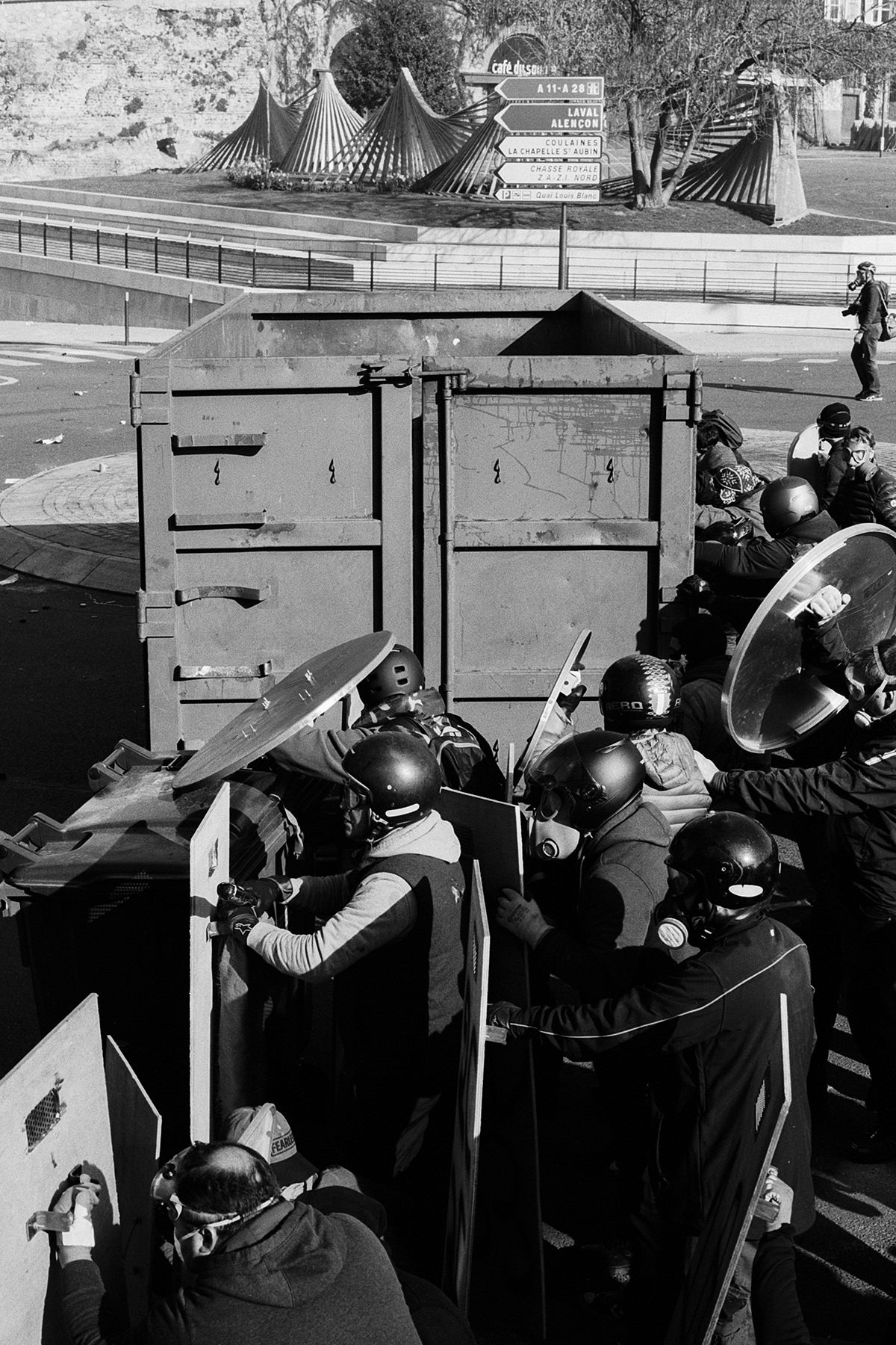 Adobe Portfolio analog argentique black and white Documentary  fairground film photography france le mans reportage riots