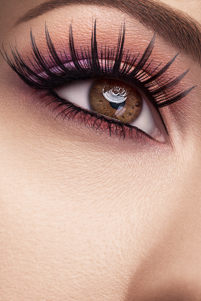 beauty makeup eye eyes powder red violet pink natural skin closeup bronze eyeshadow lashes mascara