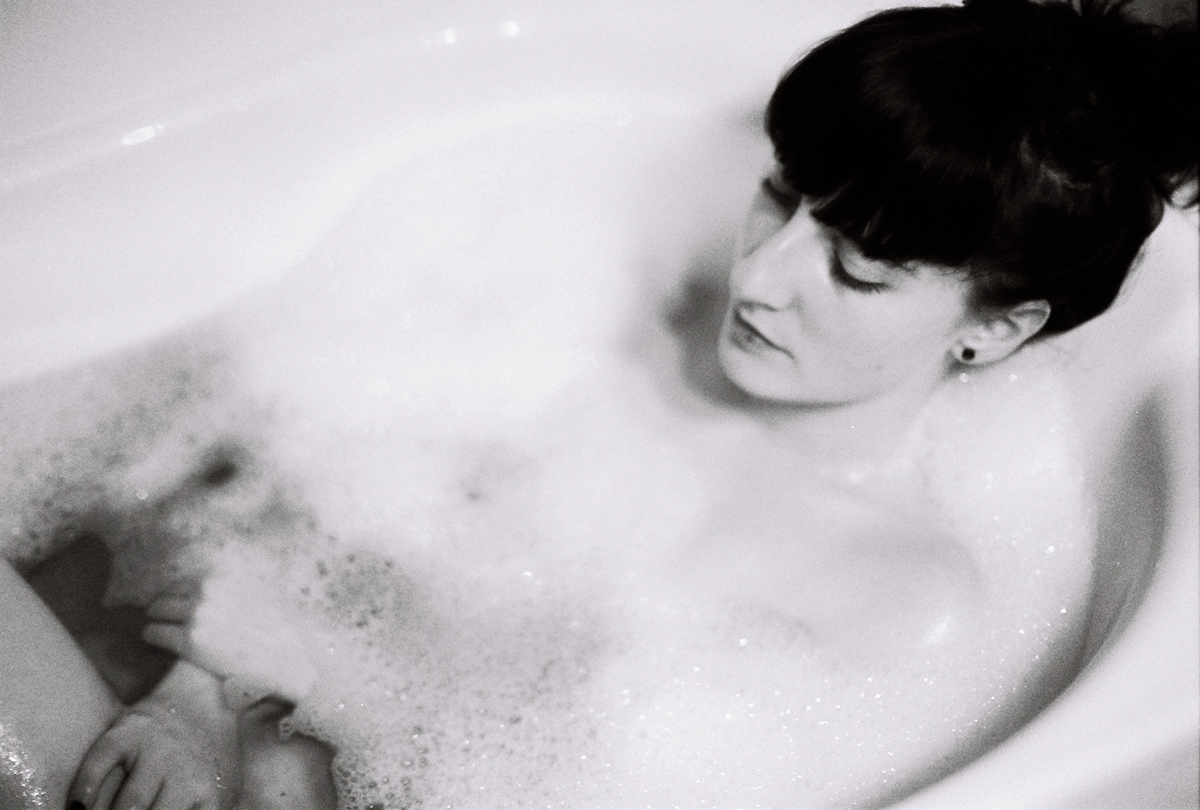 douche argentique analogico nikonf100 negativos women water agua silence noir et blanc Colombe nude desnudo portrait