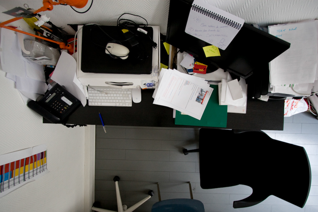 desk above cool agency mess messy Paris france buzzman employee