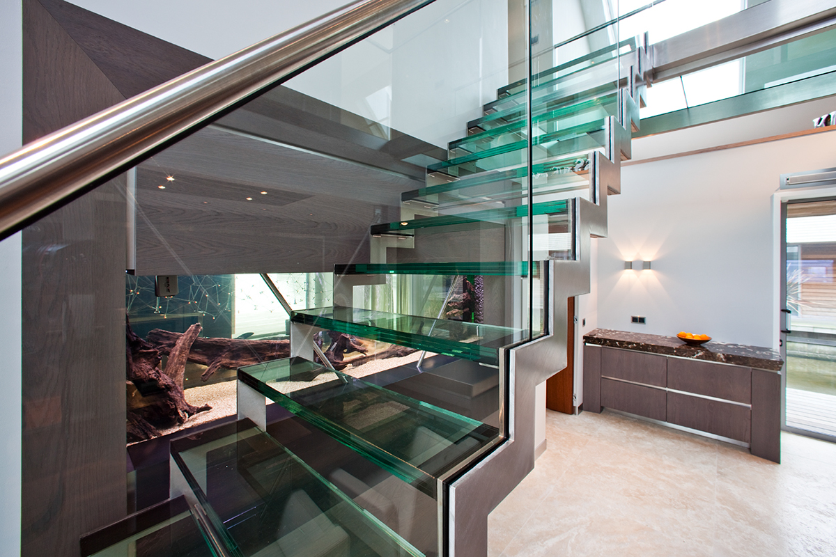 Minimalistic interior chique high-end Glass stairs