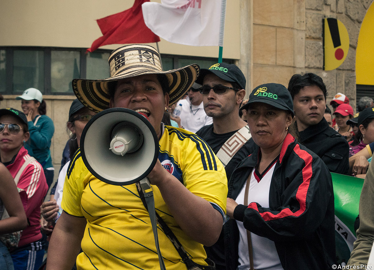 profesores trabajadores colombia bogota marcha voz policia