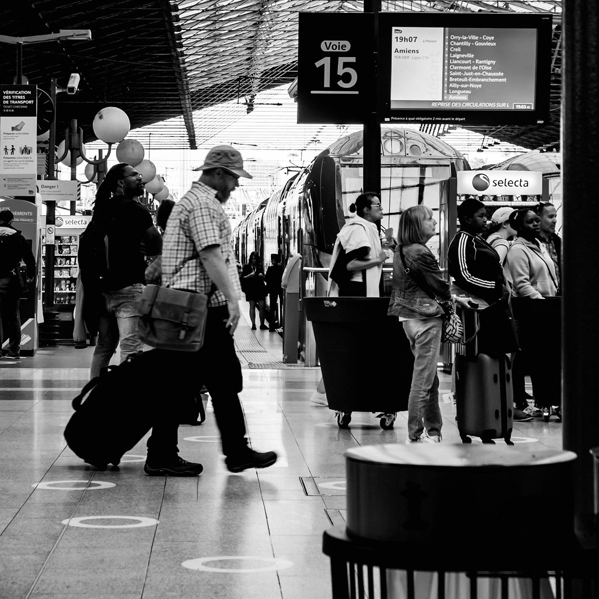 black and white street photography noir et blanc monochrome Paris france train station people life gare