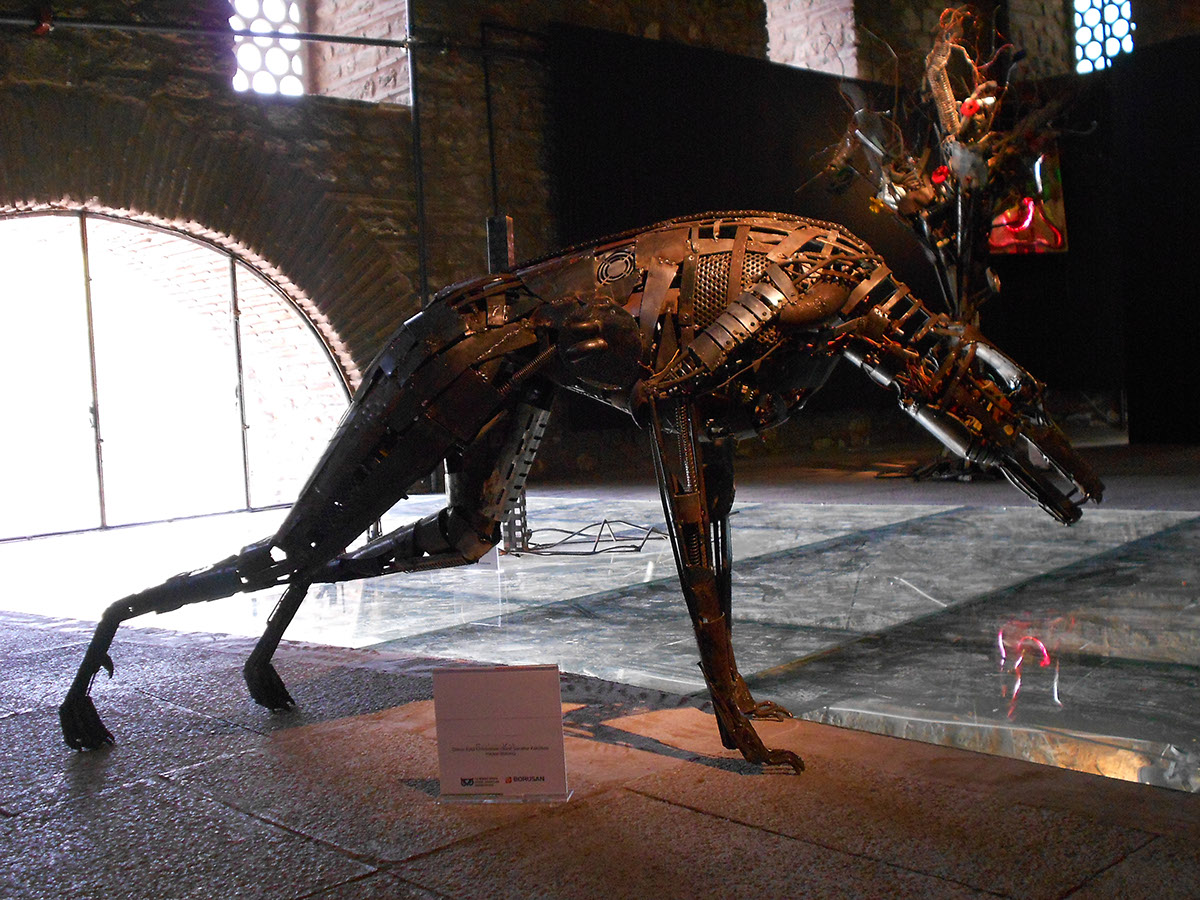 sculpture  metalwork metal dog zone