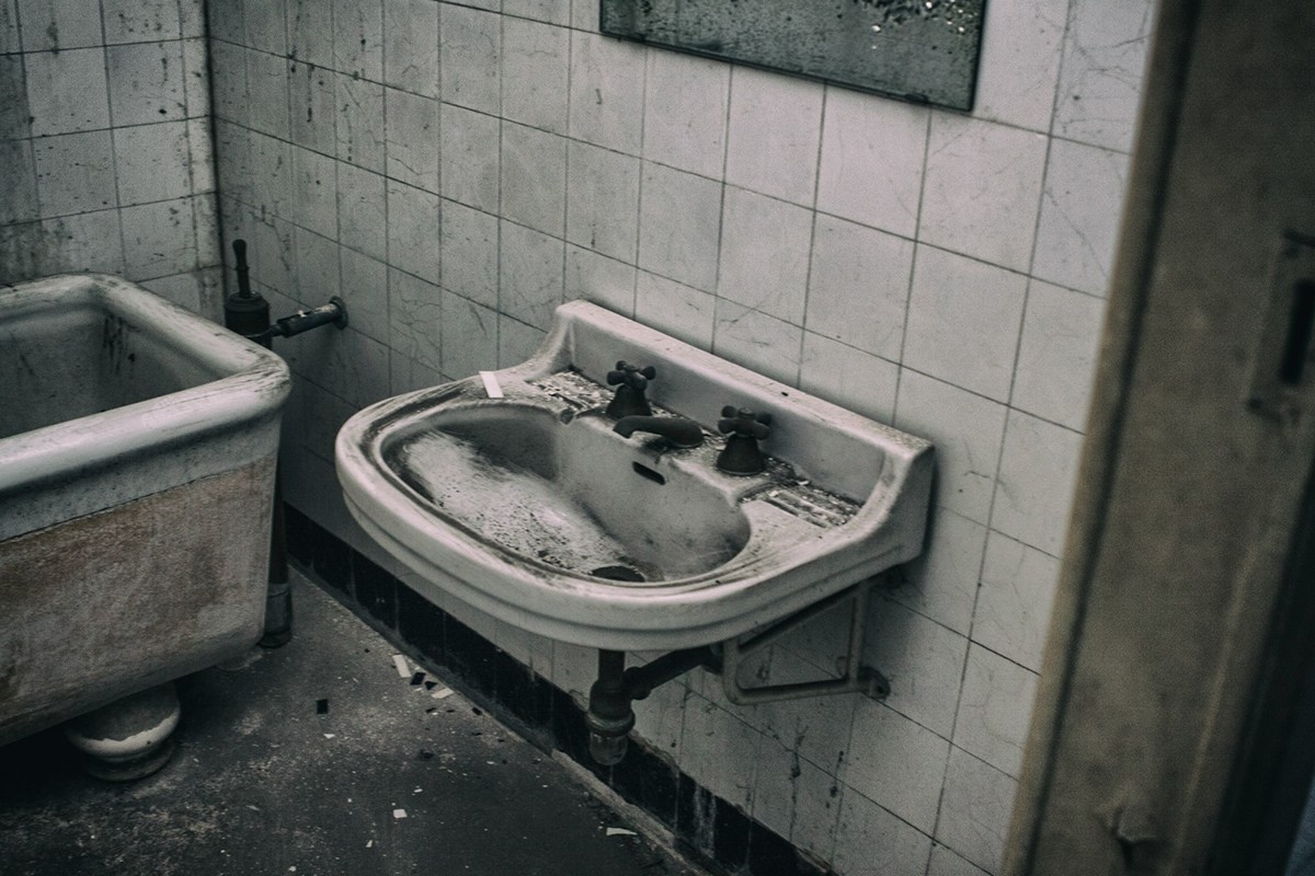 milan inside hotel hotel diurno forsaken alone toilet FAI reportage