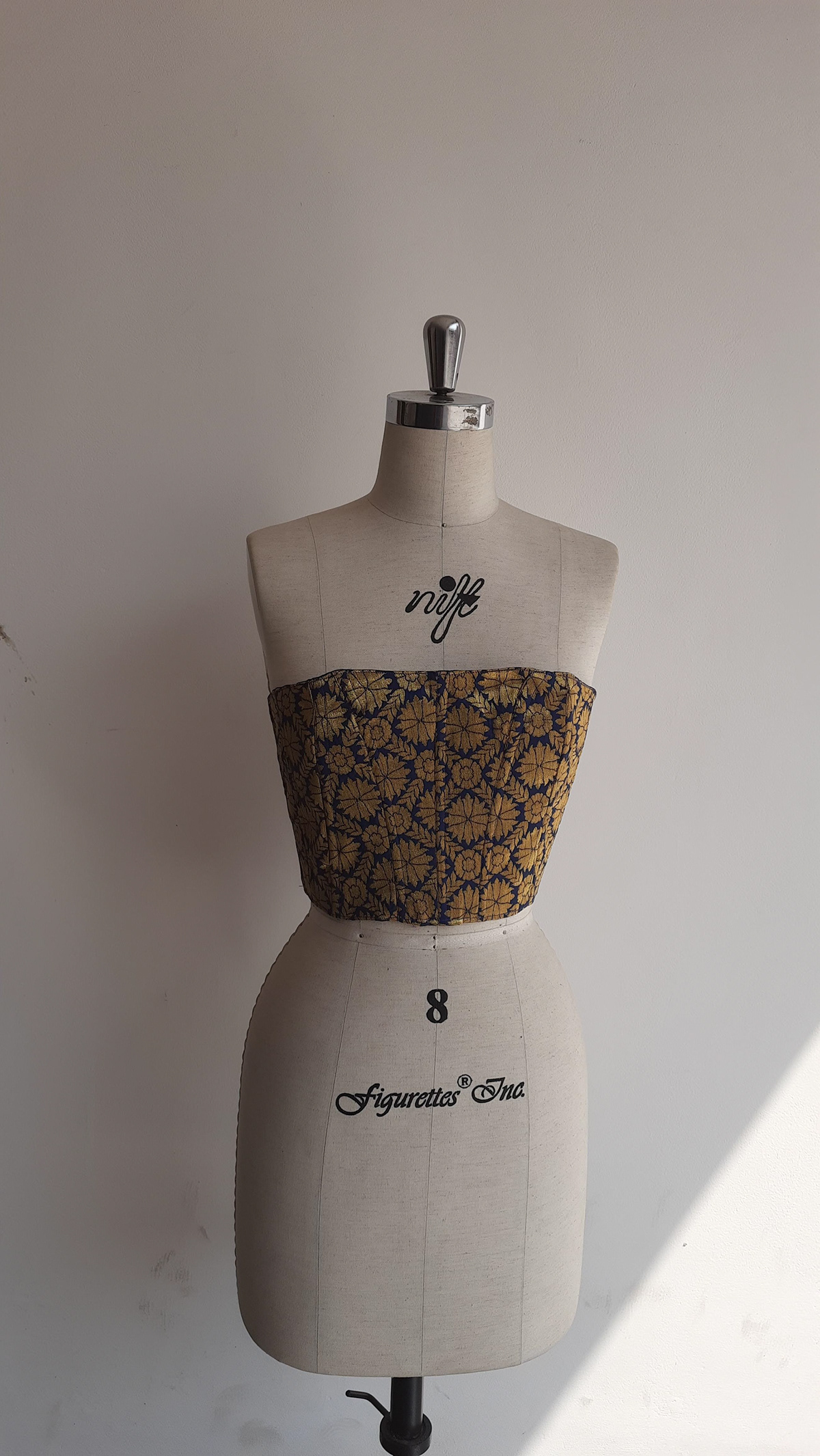 corset brocade fashiondesign