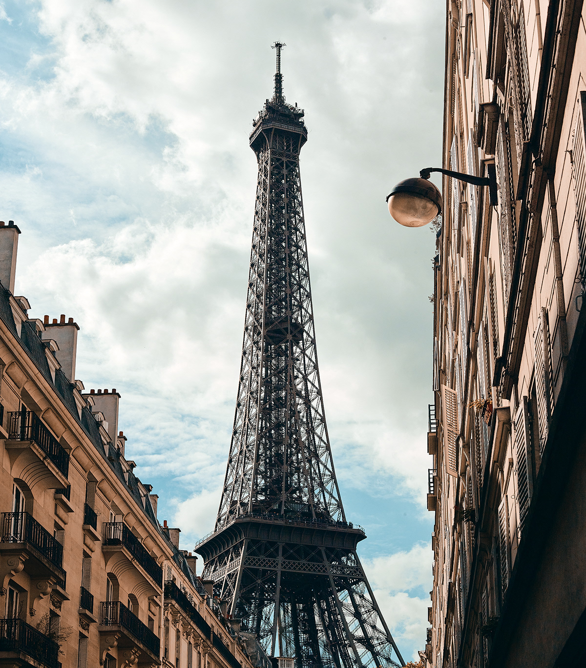 Paris arc de triomphe eiffel tower Four Season Hotel George V Le Cing phase one camera
