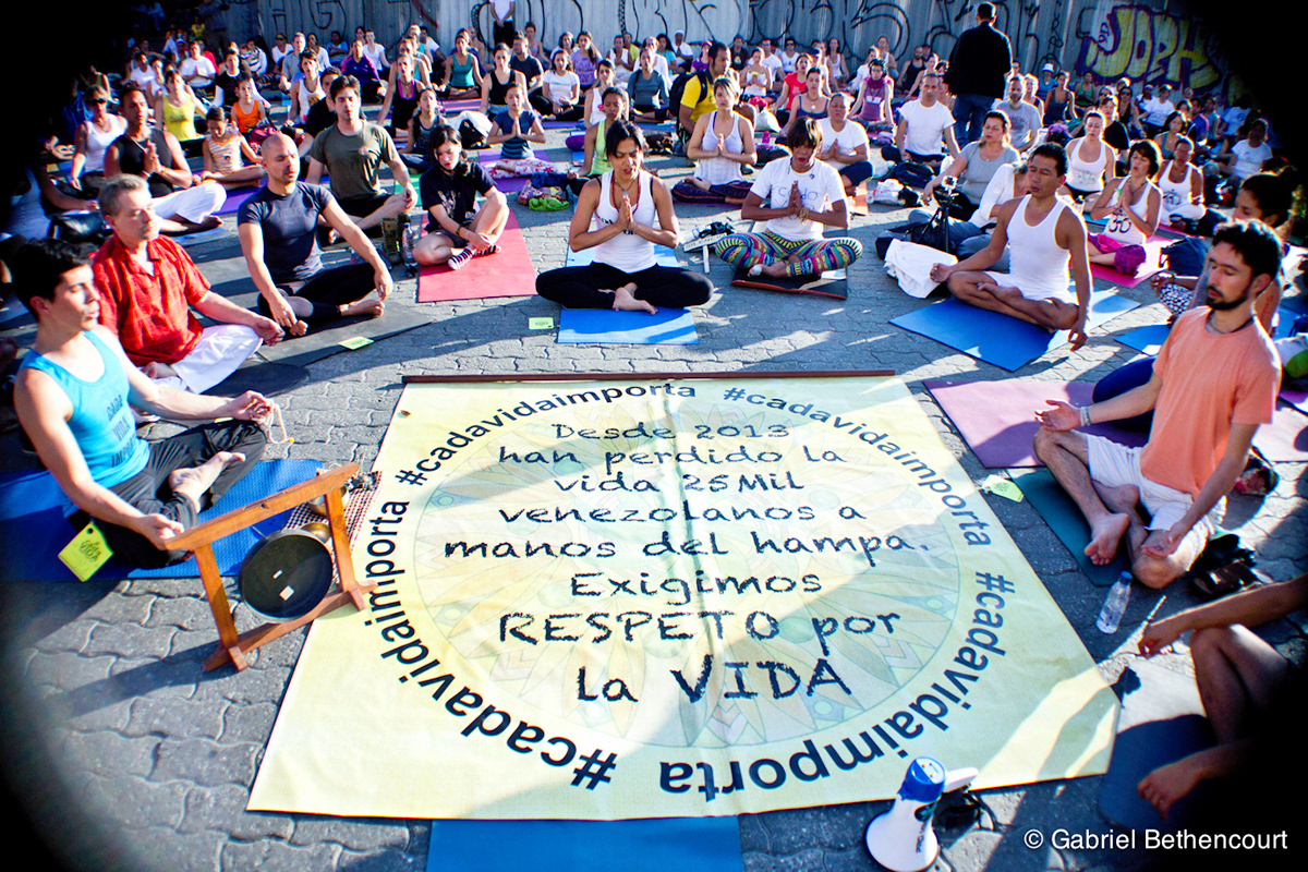 caracas venezuela Yoga meditacion meditate paz peace amor Love protesta protest vibraciones vibrations smile risas