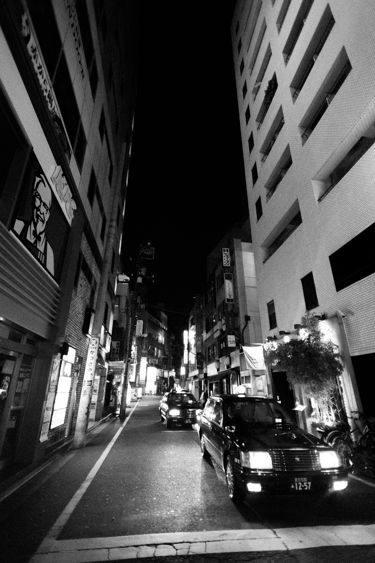 black and white film photography Film   Photography  tokyo metro underground