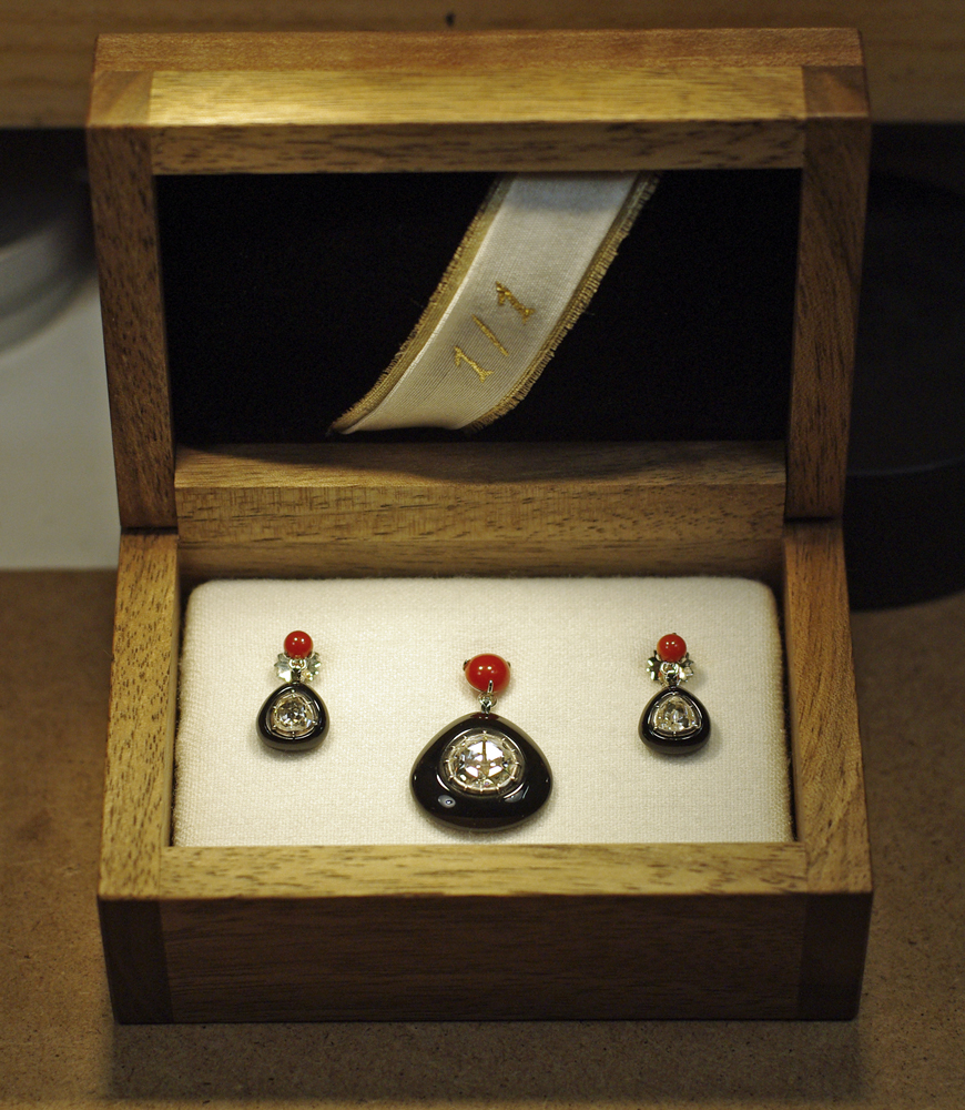 onyx coral earrings pendant diamond  silver wihite gold