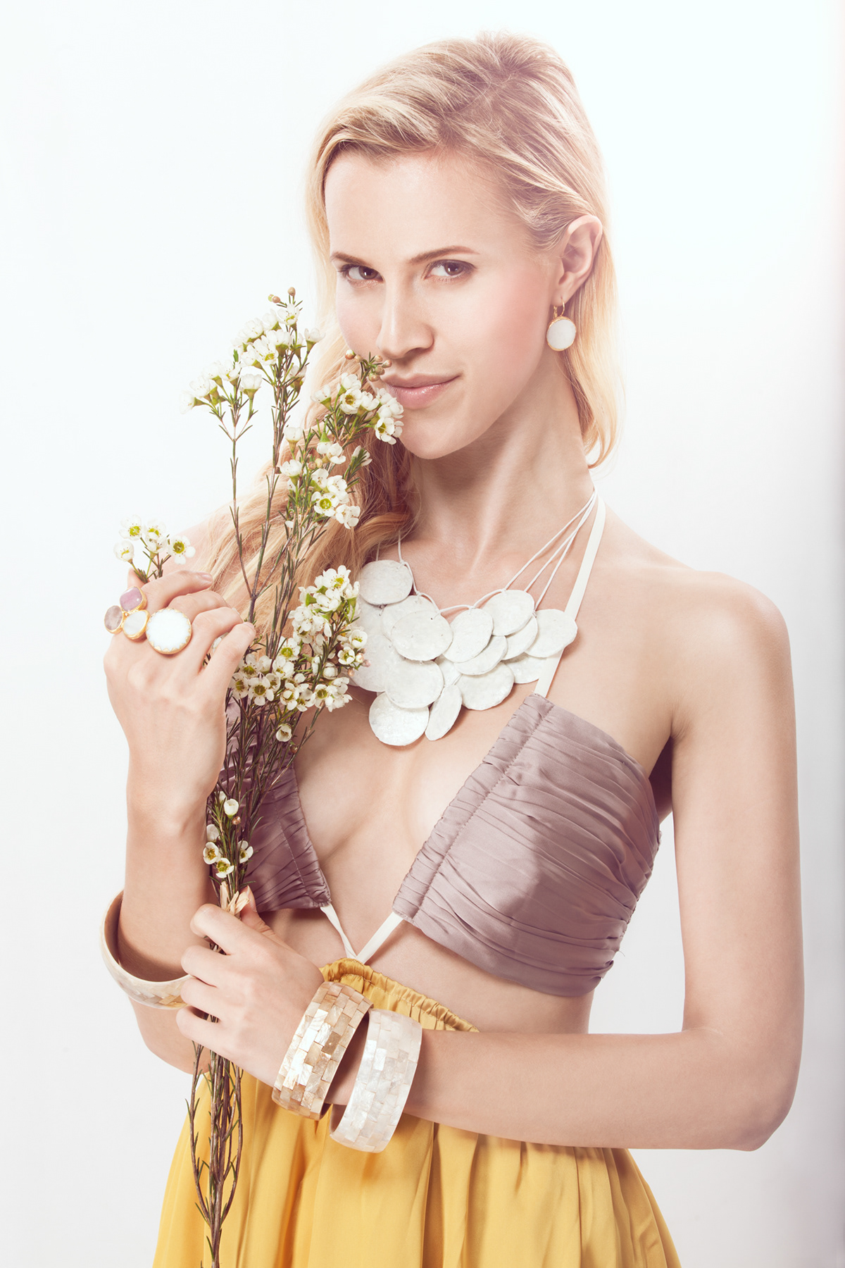 jewelry design model Hong Kong soft light flower bright bohemian stone gold