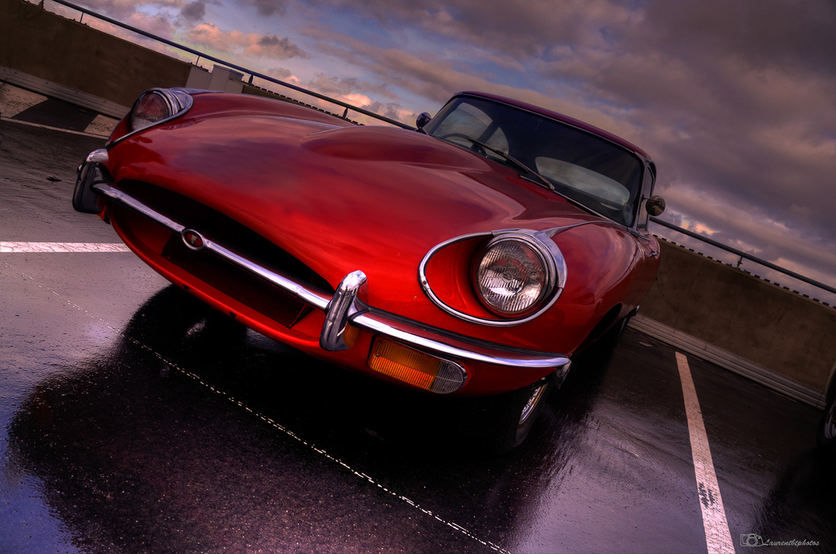 Une belle et ancienne Jaguar type E, dans un parking
