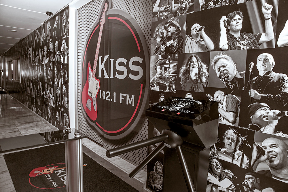 turnstile of rock  Catraca do rock Rock 'n' Roll Rock And Roll JWT KISS FM Creativity creative idea fresh Brazil Cannes