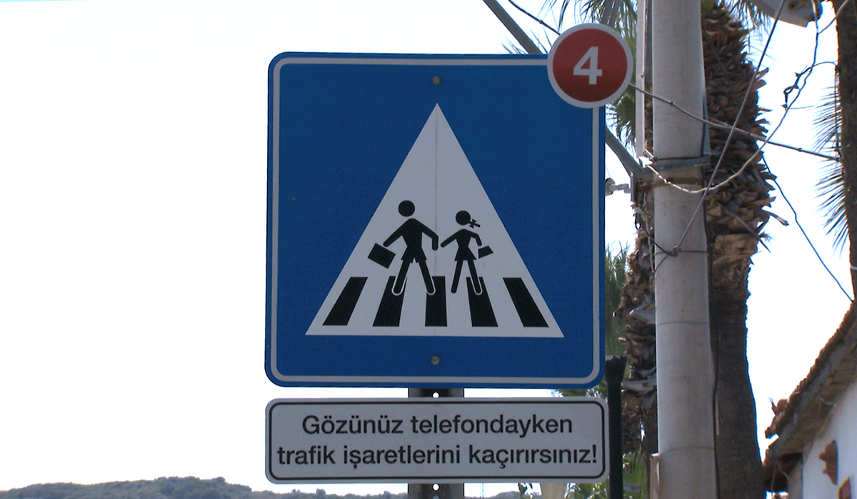 Traffic is Life Missed Signs Doğuş Otomotiv trafik hayattır award winner traffic signs Notifications text and drive mccann istanbul