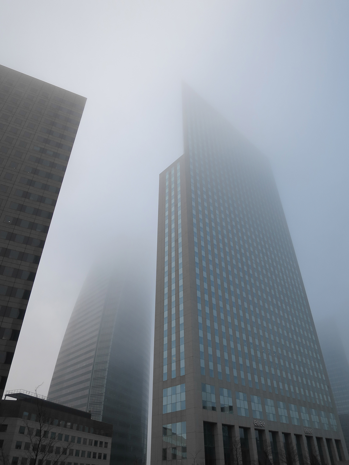 La Défense tour Gratte-ciel skyscraper france Paris fog brouillard
