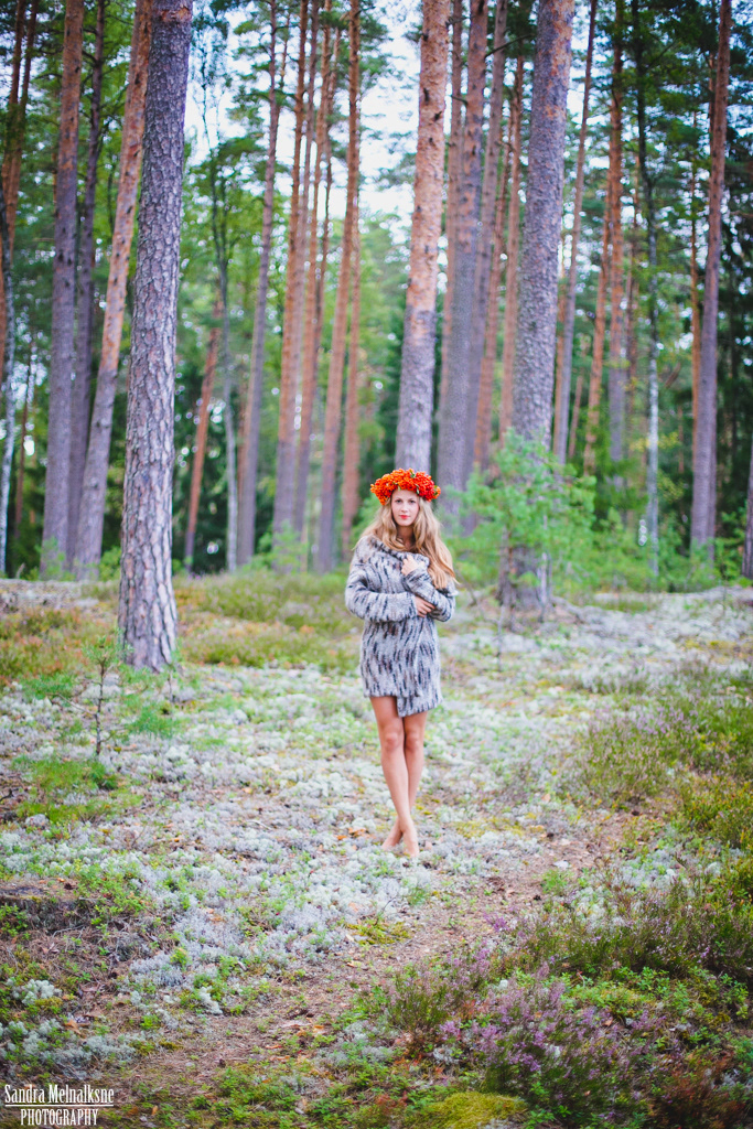 forest smile Beautiful The Silence of The Forest Rowan crown session Latvia