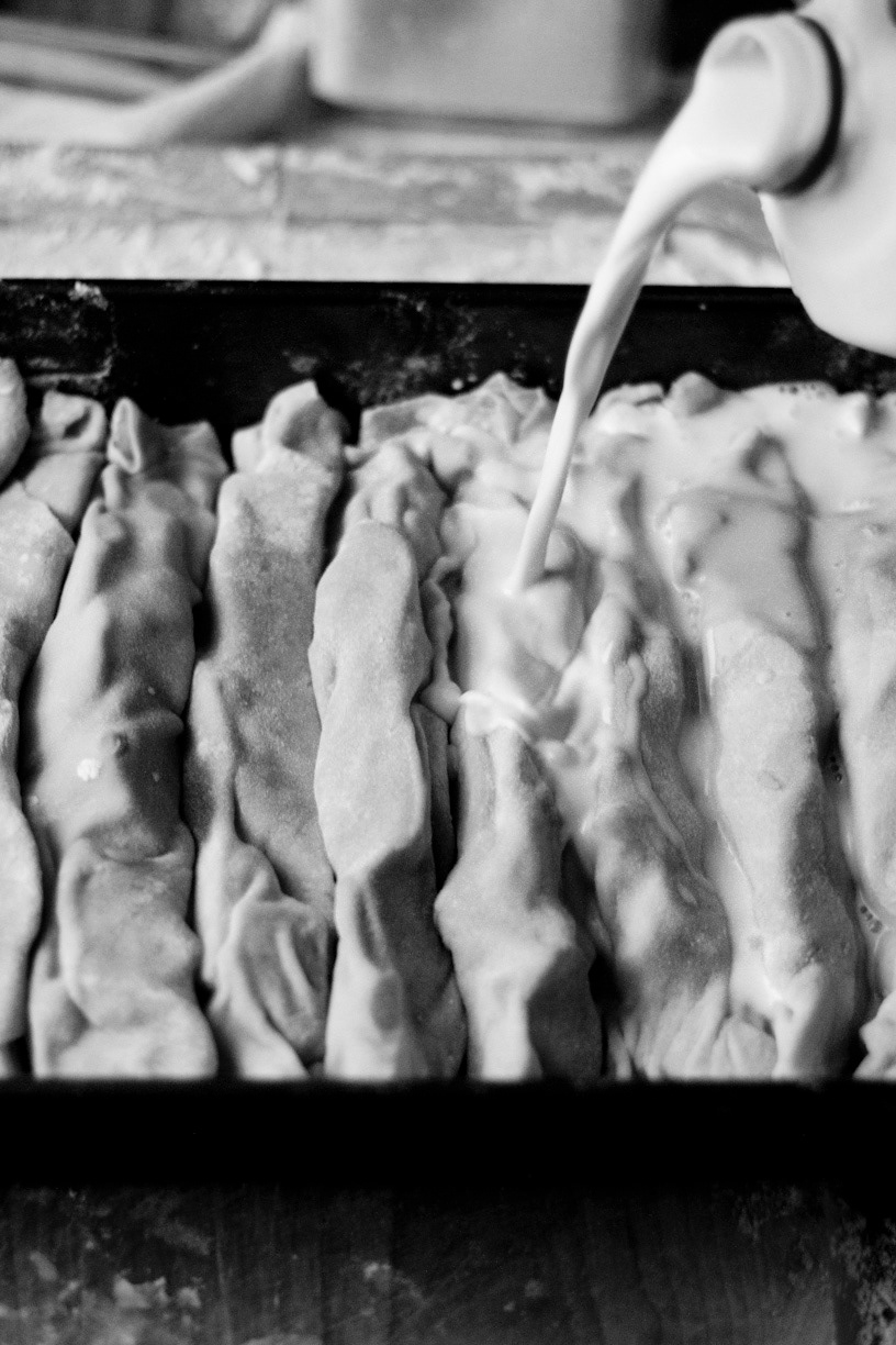 food photography Food  styling  german apple black and white Moody lighting dark contrasty Strudel