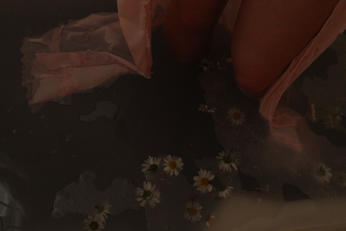 Flowers Morbidity bath girl