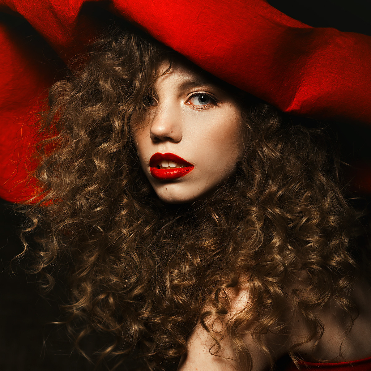 Fashion  Make Up MUA MUAH model Photography  studio light hat red