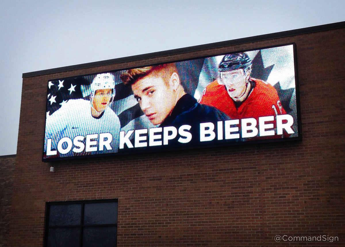 twitter billboard sports nfl NHL chicago blackhawks bears Ian Steele funny sign CommandSign environment