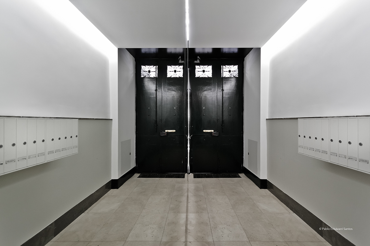portal diseño Interiorismo reforma rehabilitación madrid fachada arquitecto Echávarri led