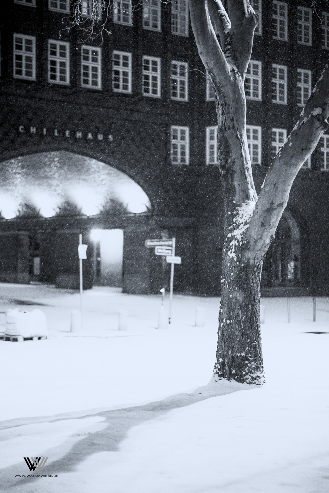 hamburg nightphotography snow snowinhamburg Speicherstadt streetphotography wanjawiese winter UNESCO unescoworldheritage