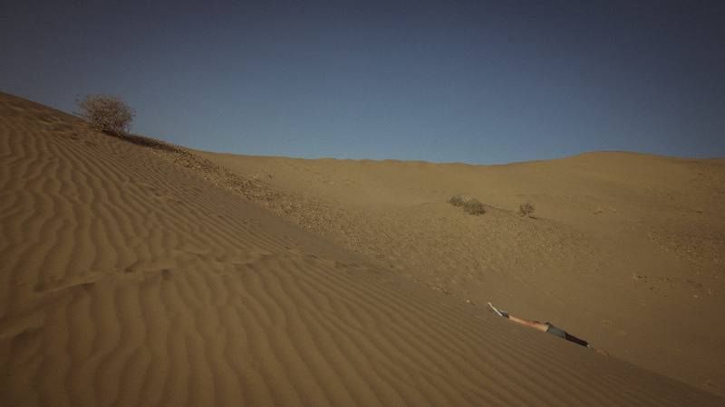 model girl Landscape desert goby sand Sun die dead photo art