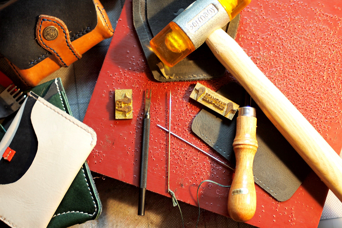 leather work cardholder patina handmade handsewn Romanticism travel goods  customized