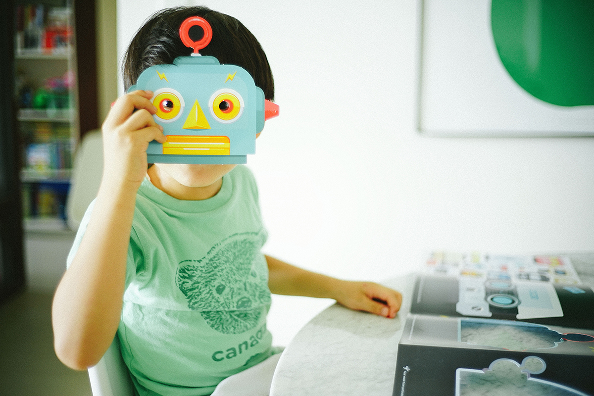 ILLUSTRATION  children's book robot sticker mask
