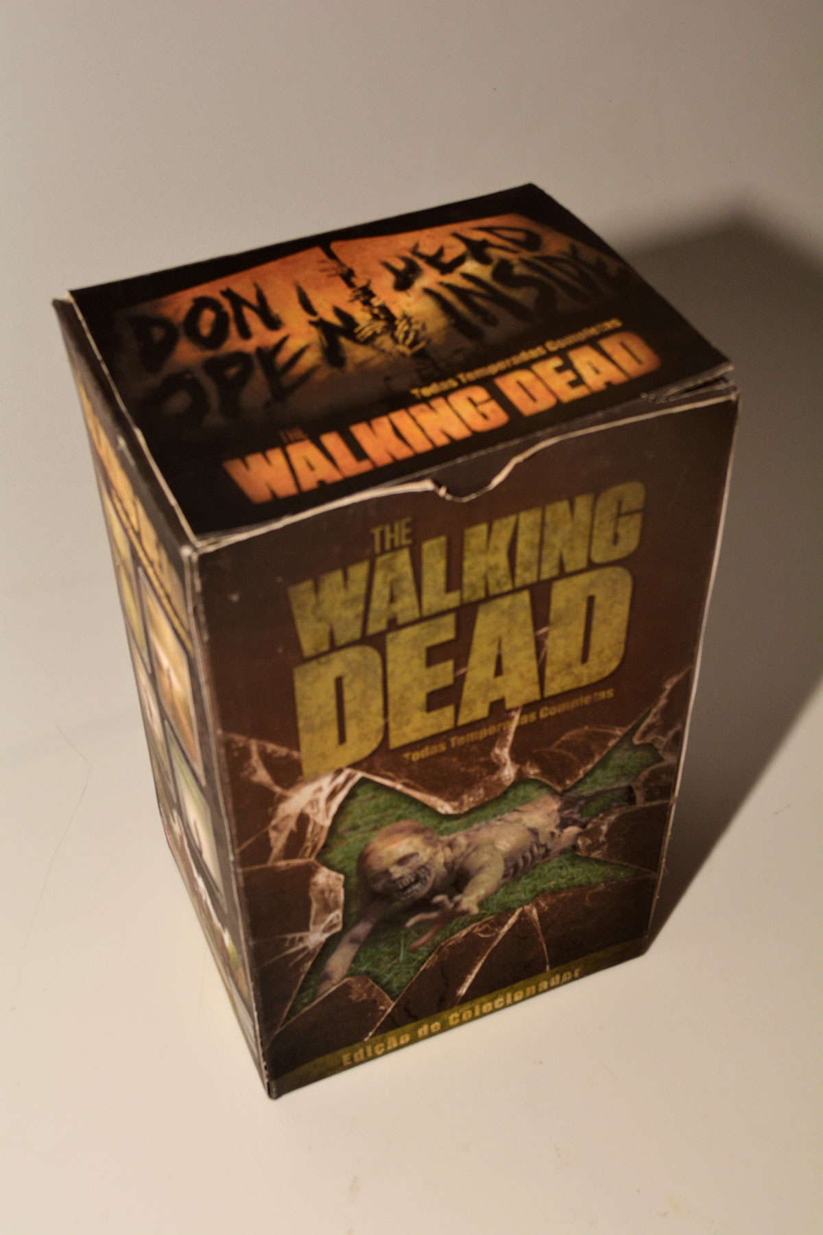 The walking Dead AMC Brazil collector's edition DVD blu-ray box zombie exhibitor hand zombie hand  box set undead walker twd
