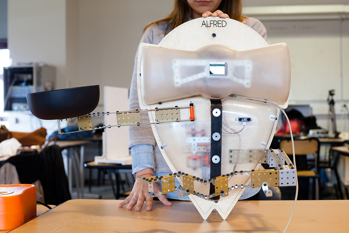 robot Arduino meccano butler bow tie