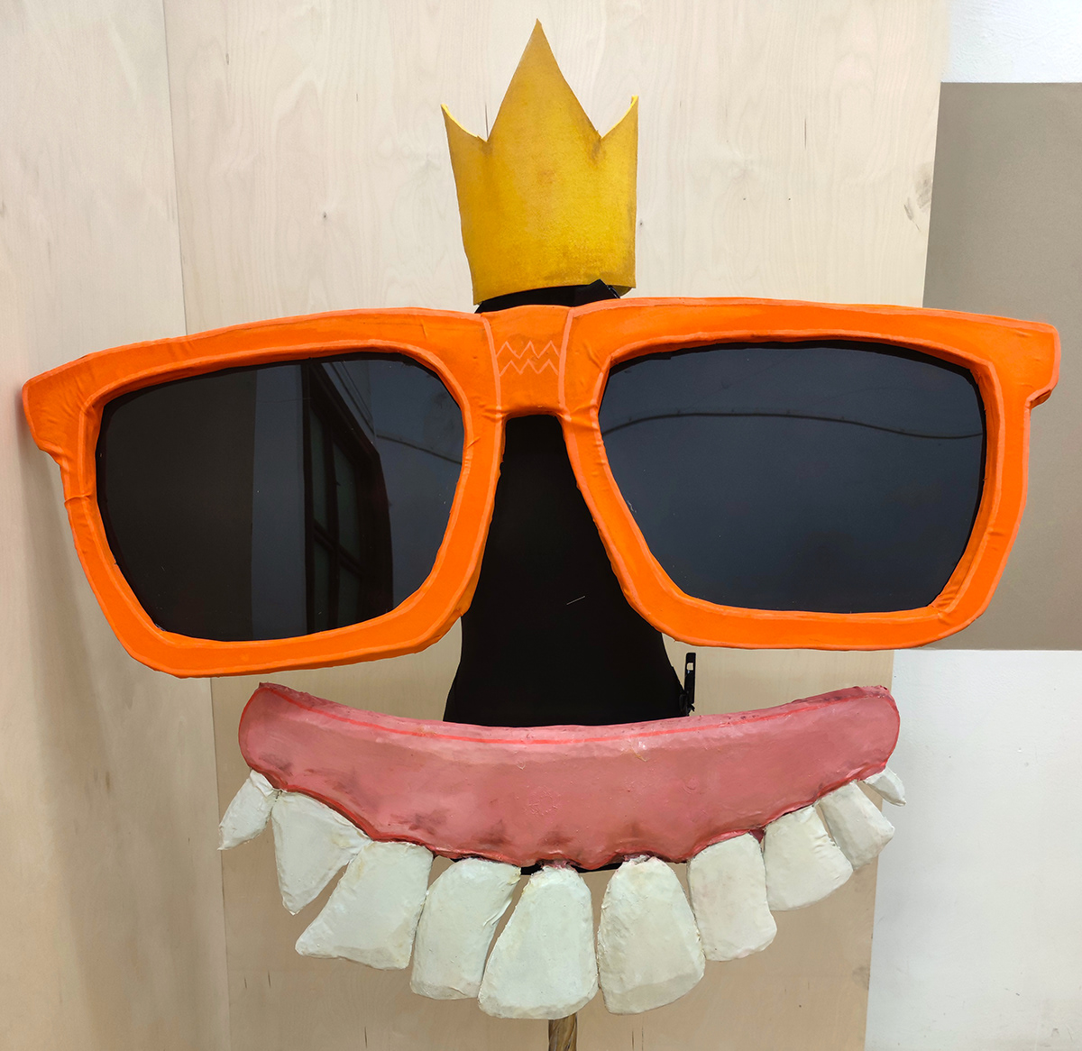 crown Exhibition  puppet puppetdesign puppetry puppettheatre smile Sunglasses teeth uvlight